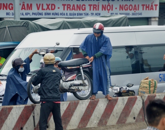 [-]TP[-]HCM[-]tiếp[-]tục[-]ngập[-]nặng,[-]kẹt[-]xe[-]khắp[-]nơi
